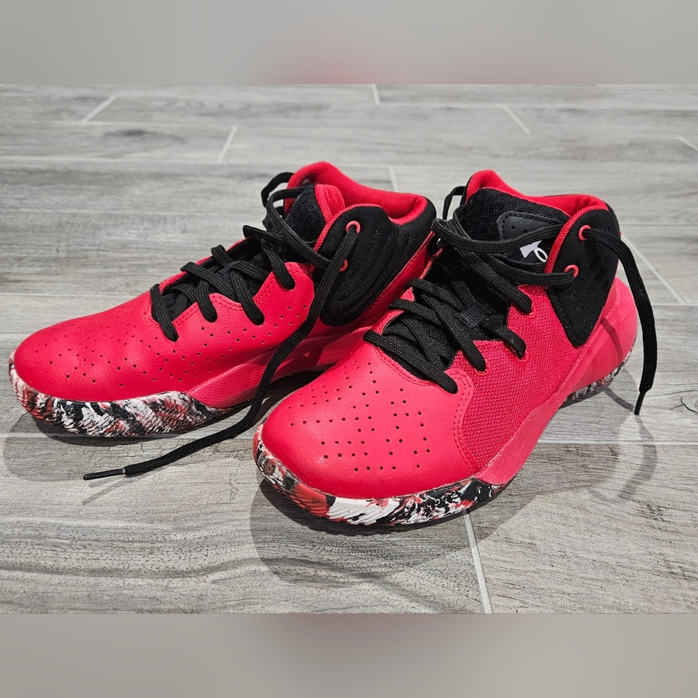 Boys Under Armour Basketball shoes, 6Y